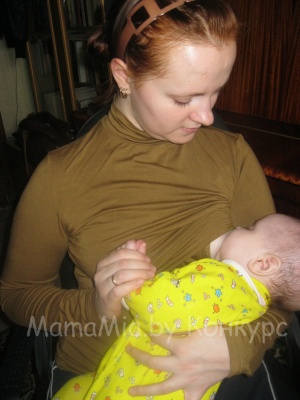 мама кормит ребенка грудью в одежде для кормления